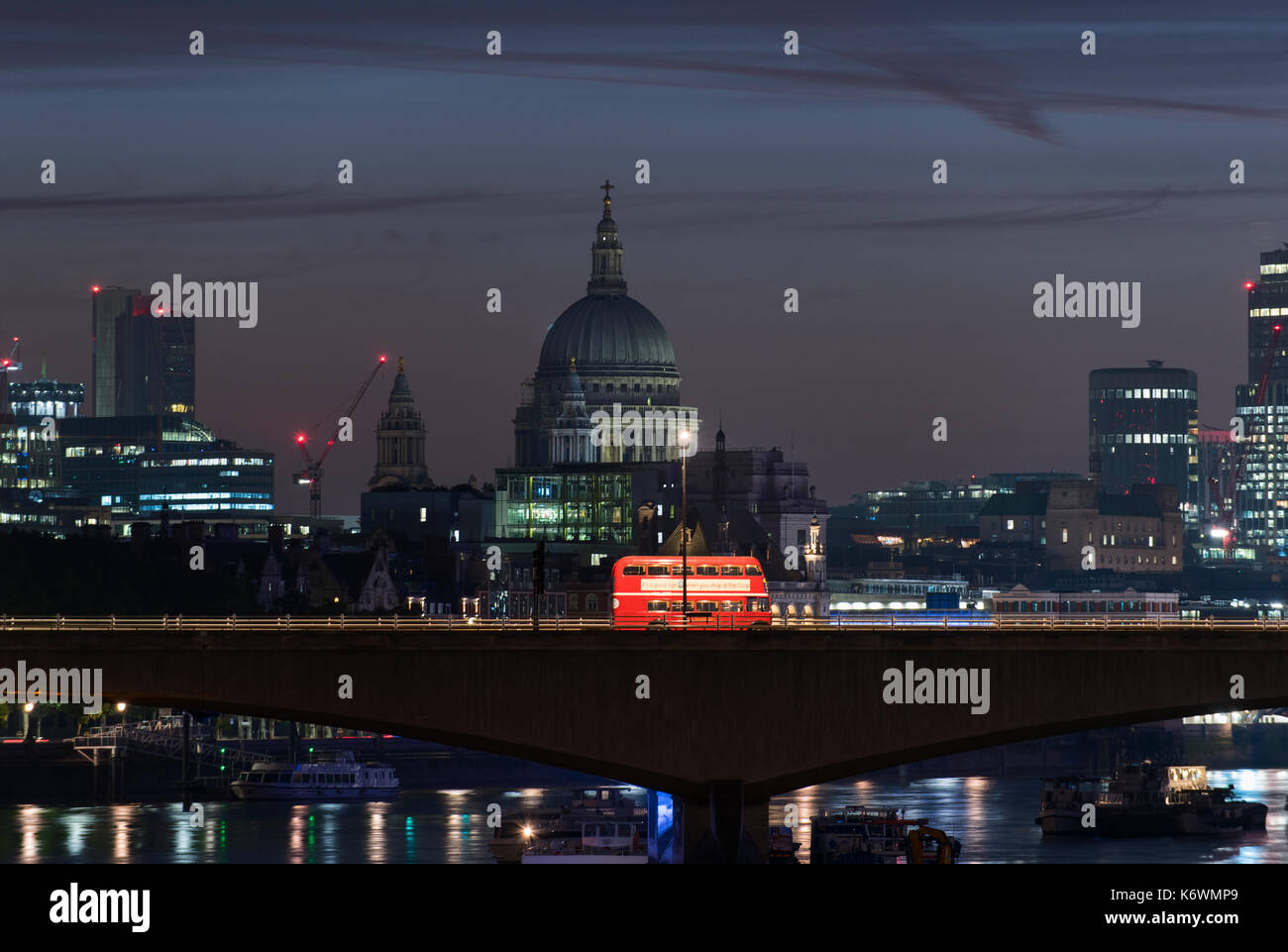 Vintage London Bus su Waterloo Bridge di notte Foto Stock