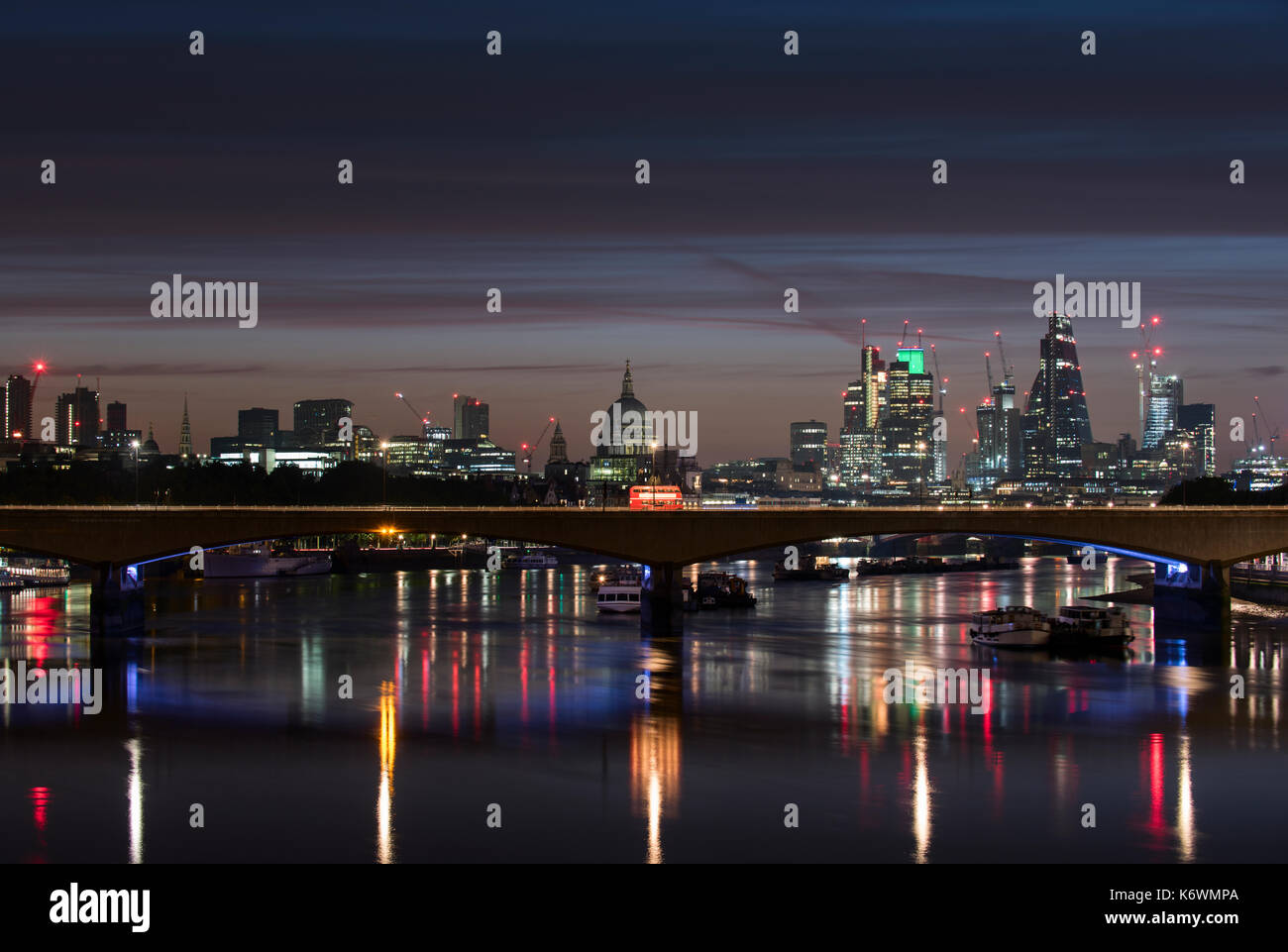 Vintage London Bus su Waterloo Bridge di notte Foto Stock