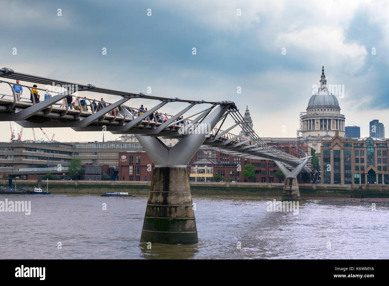 Millennium Bridge sul Tamigi con la Cattedrale di St. Paul, Londra, Inghilterra, Regno Unito Foto Stock