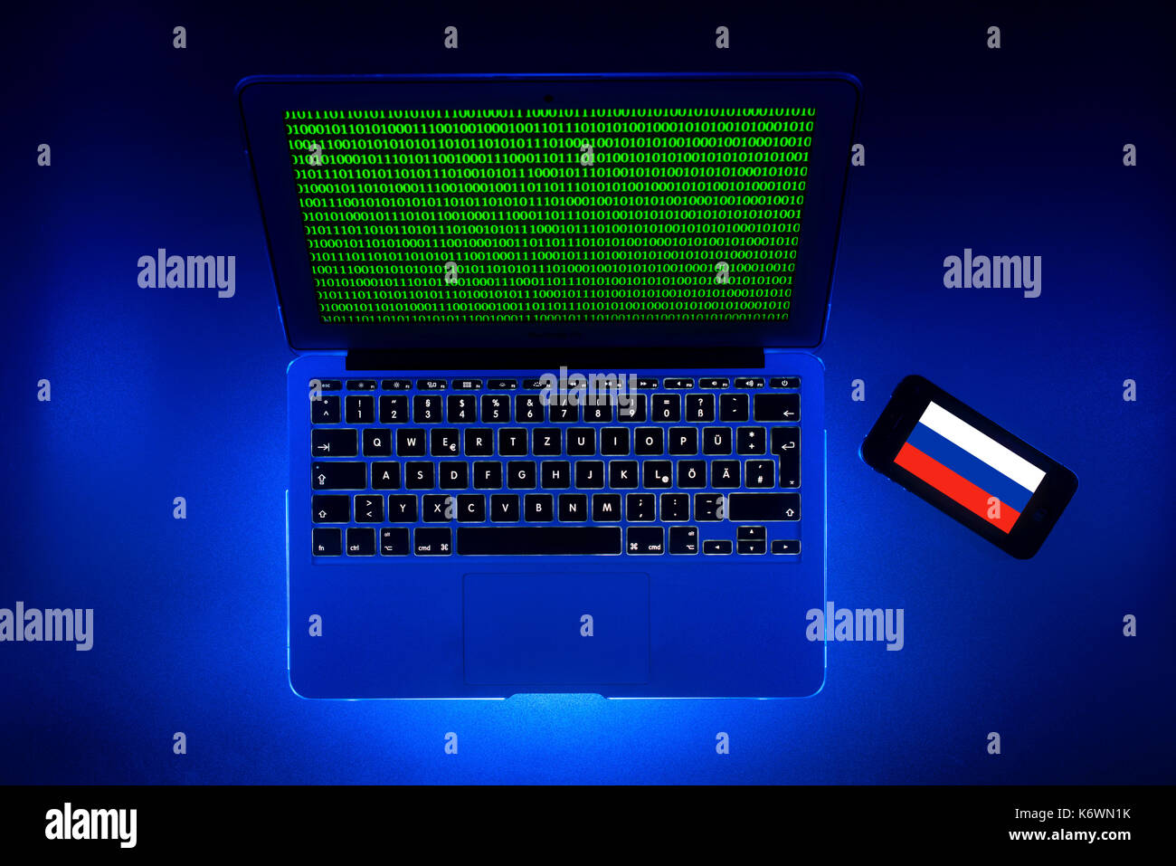 Immagine simbolica la cibercriminalità, la criminalità informatica, la protezione dei dati, bandiera russa sullo smartphone Foto Stock