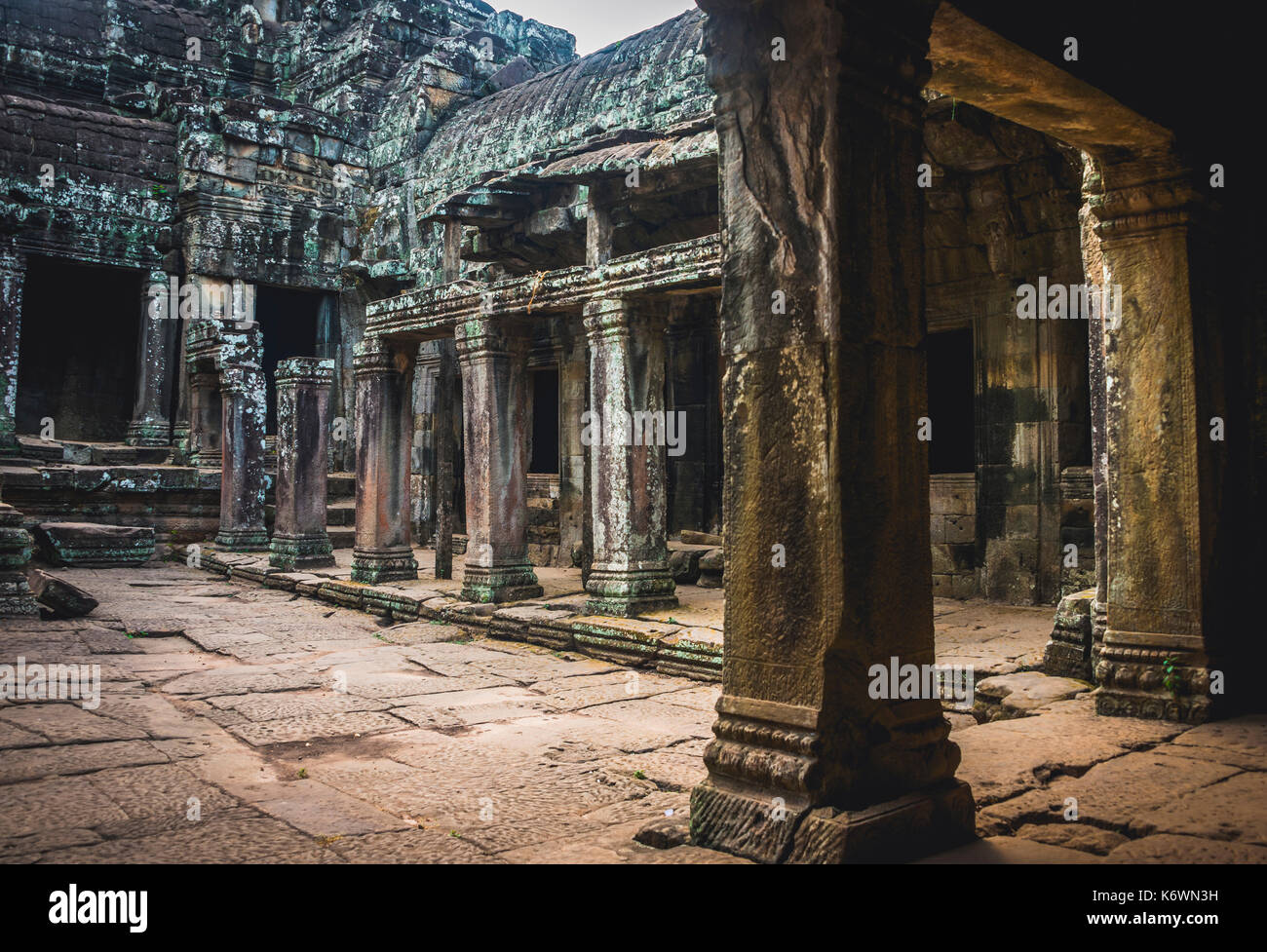 Cortile e il portico, rovine del tempio, tempio Bayon, Angkor Thom complessa, parco archeologico di Angkor, Siem Reap provincia Foto Stock