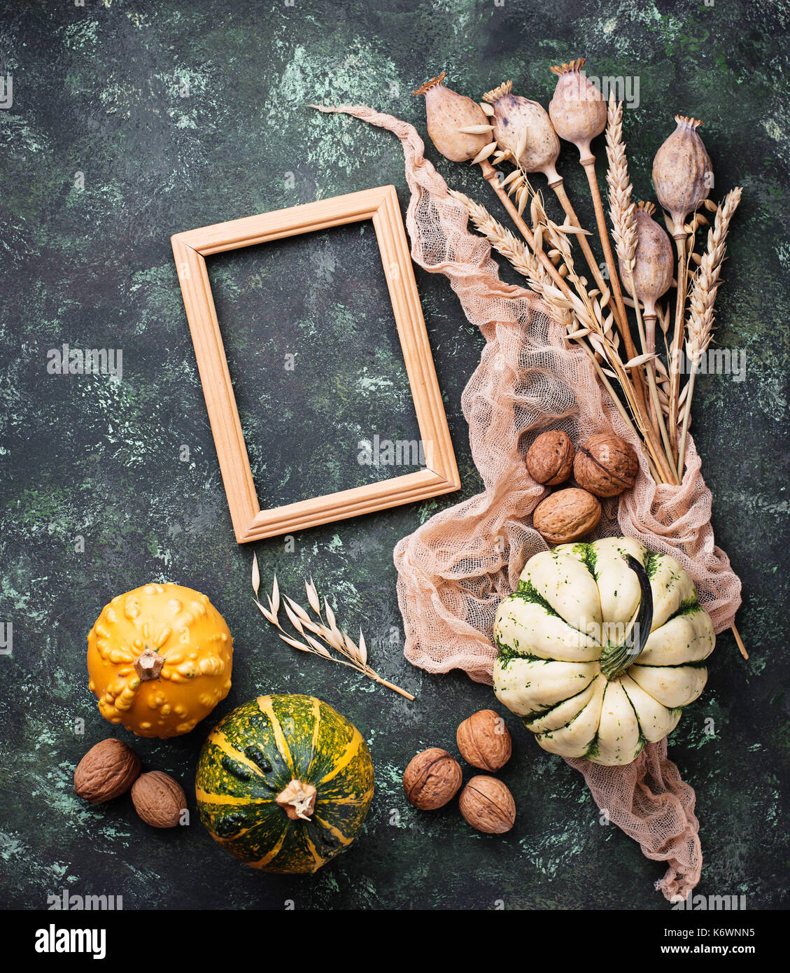 Autunno sfondo con zucche e dadi. Foto Stock