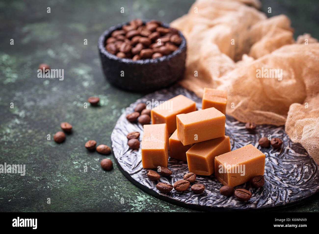 Fudge toffee caramelle con i chicchi di caffè Foto Stock