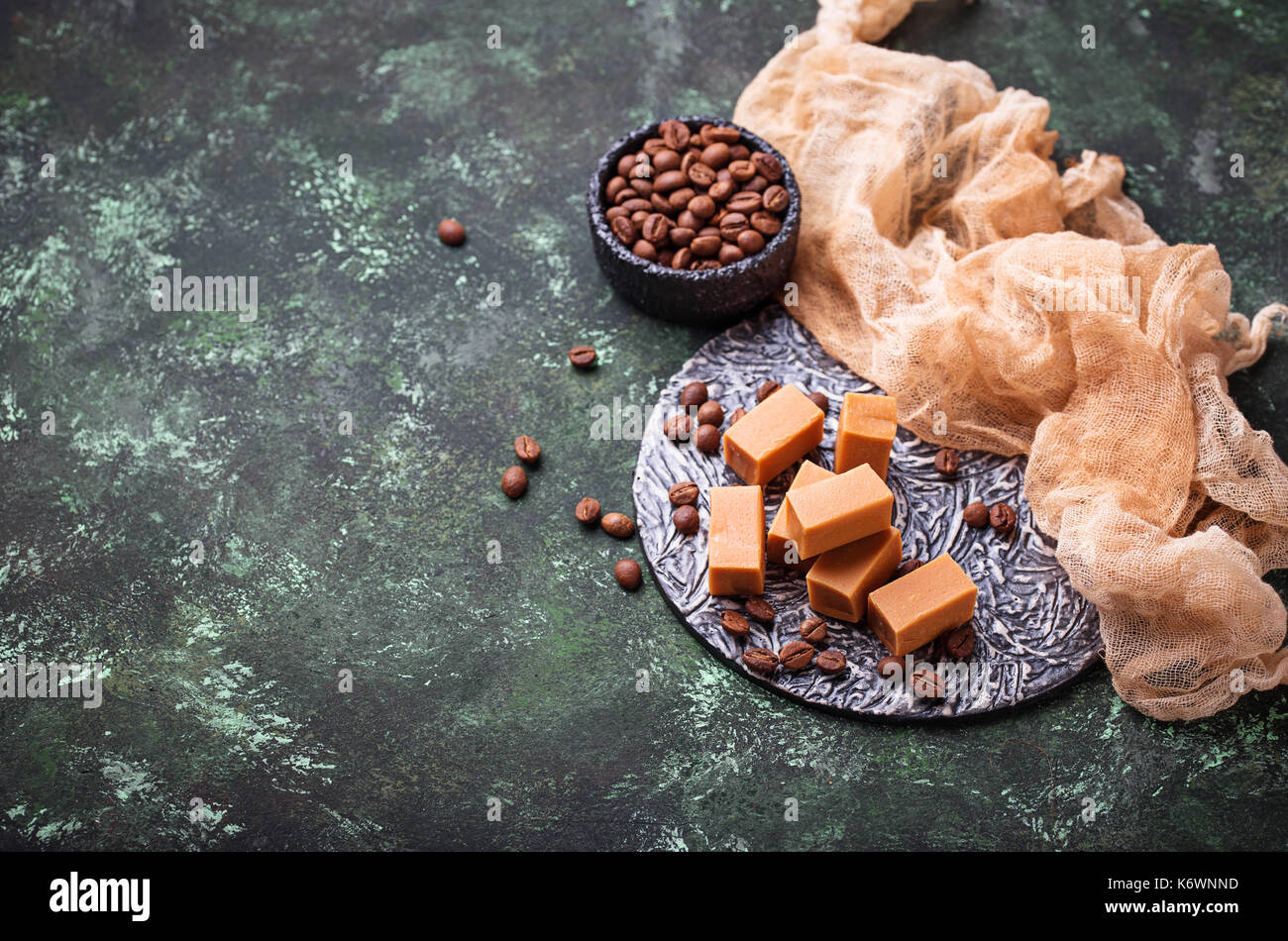 Fudge toffee caramelle con i chicchi di caffè Foto Stock