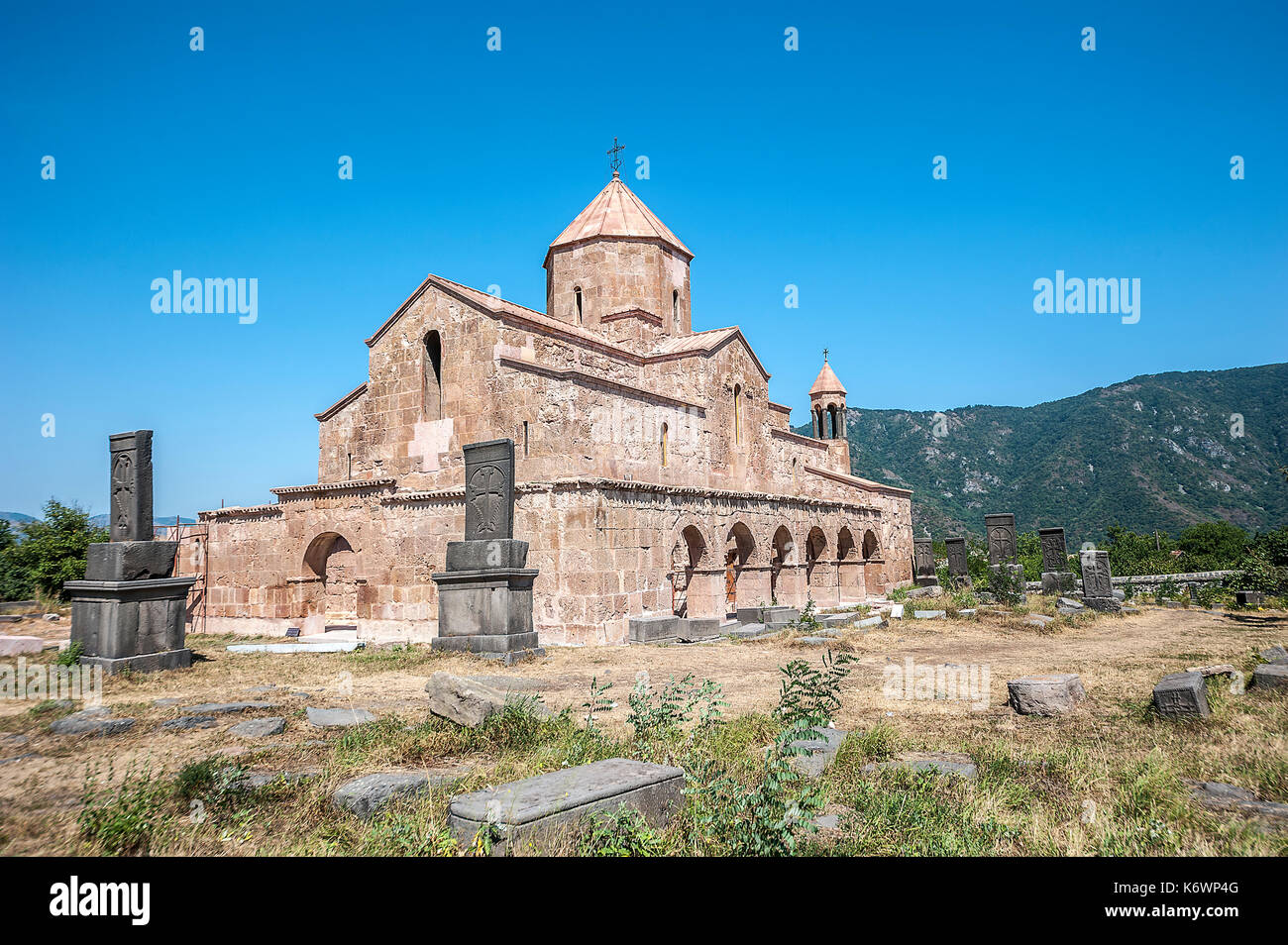 Armenia. la facciata meridionale della chiesa della Beata Vergine Maria del monastero odzun con un esterno galleria arcuata e antiche khachkars. Foto Stock