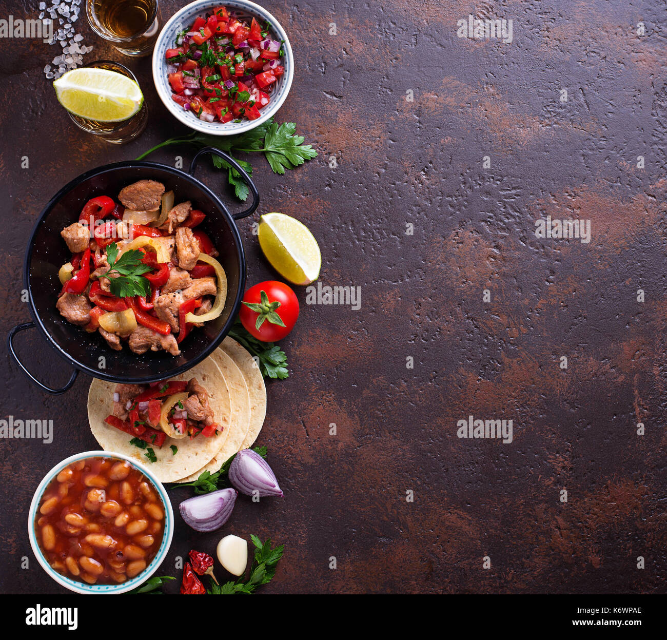 Concetto di cibo messicano. salsa, tortilla, fagioli, fajita e te Foto Stock