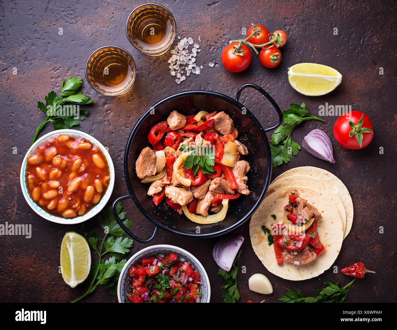 Concetto di cibo messicano. salsa, tortilla, fagioli, fajita e te Foto Stock