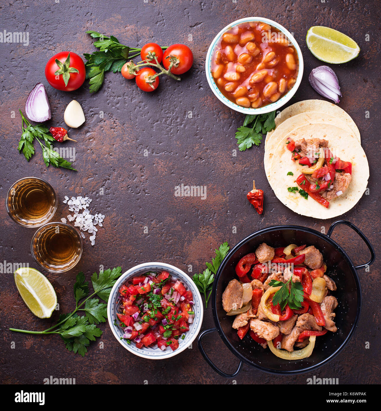 Concetto di cibo messicano. salsa, tortilla, fagioli, fajita e te Foto Stock