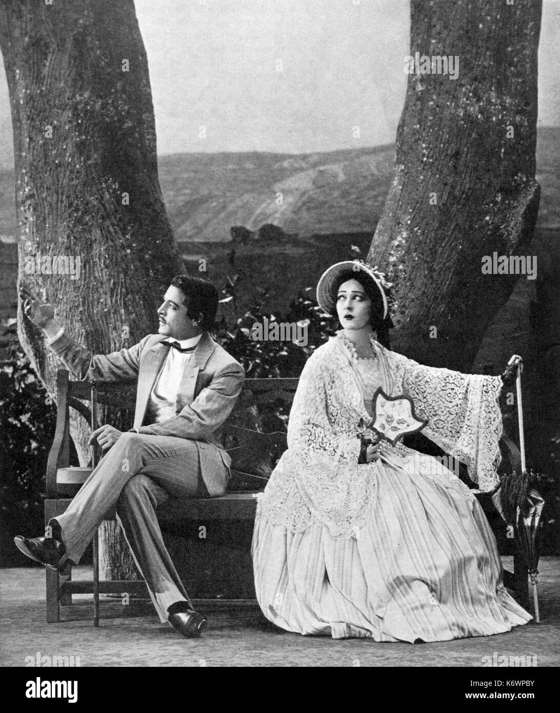 Alla NAZIMOVA (1879-1945) attrice russa di scena e film con Elliot Cabot in una produzione 1930 dalla New York Theatre Guild di UN Mese Nel Paese di Ivan Turgenev Foto Stock