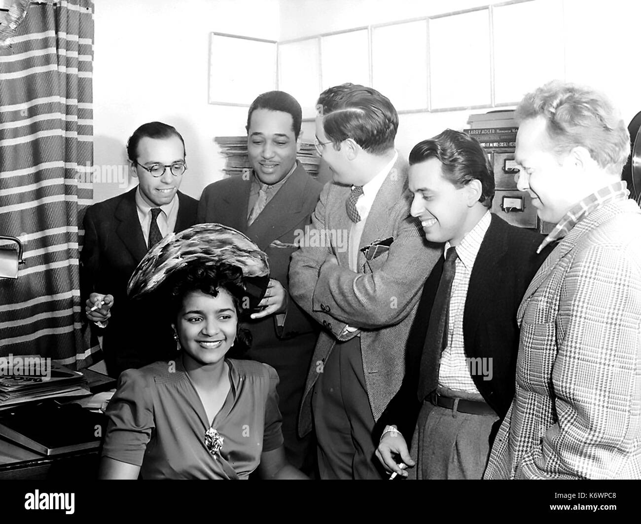 Ahmet ERTEGUN a sinistra con Duke Ellington, William. P Gottleib, Neshui Ertegun e Dave Stuart nel 1941 Donna non identificata. Foto Stock