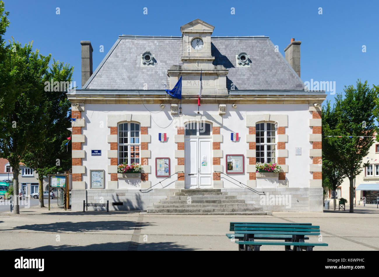 Il municipio e il monumento ai caduti in guerra nel centro di Wissant nel Pas-de-Calais regione del nord della Francia Foto Stock