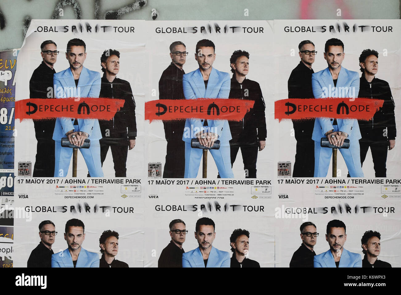 Athens, Grecia - 24 aprile 2017: il muro con Concerto Depeche Mode poster. Annuncio gruppo musicale pop world tour. Foto Stock