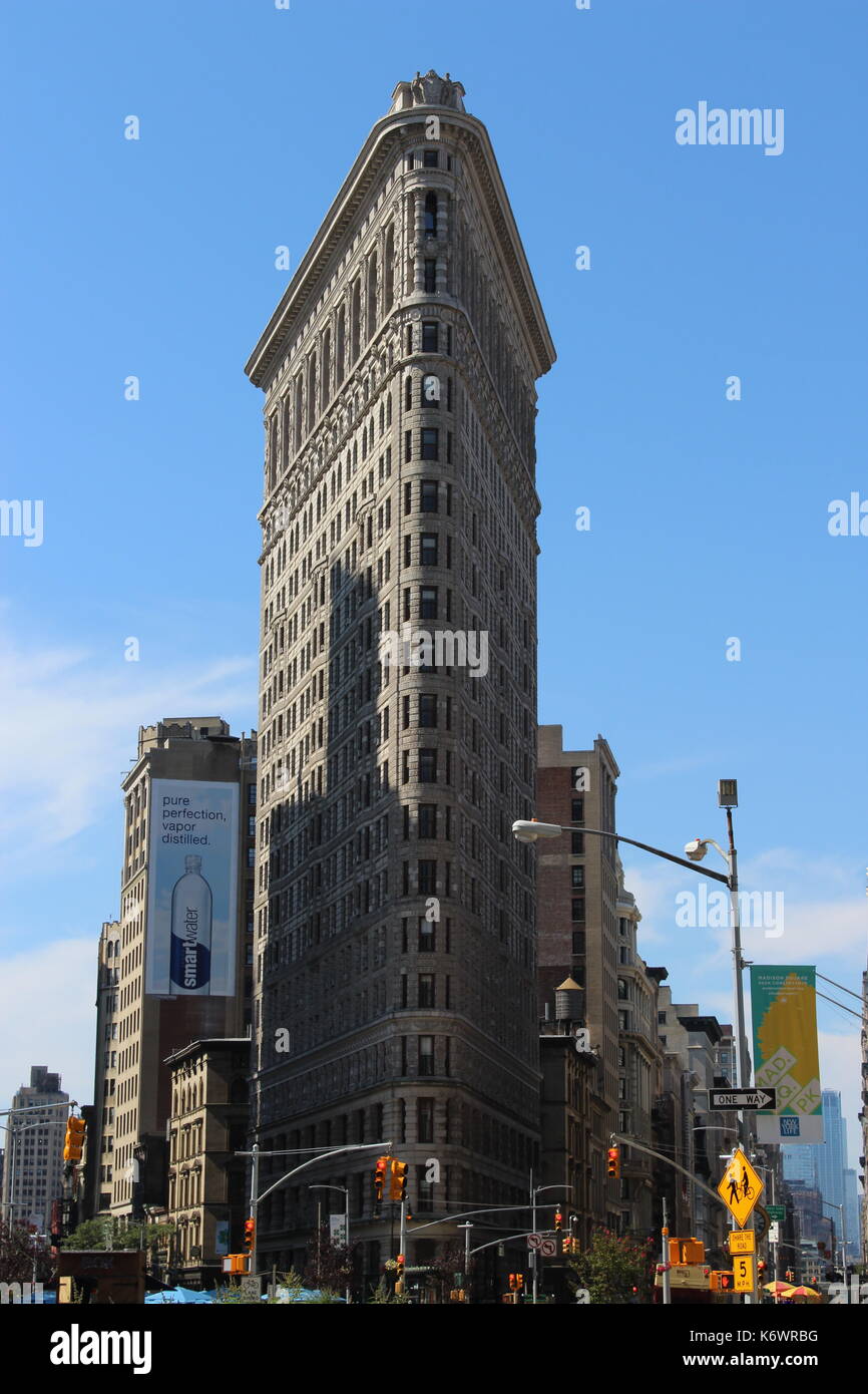 Wedging Building Wedge shaped building immagini e fotografie stock ad alta risoluzione ...