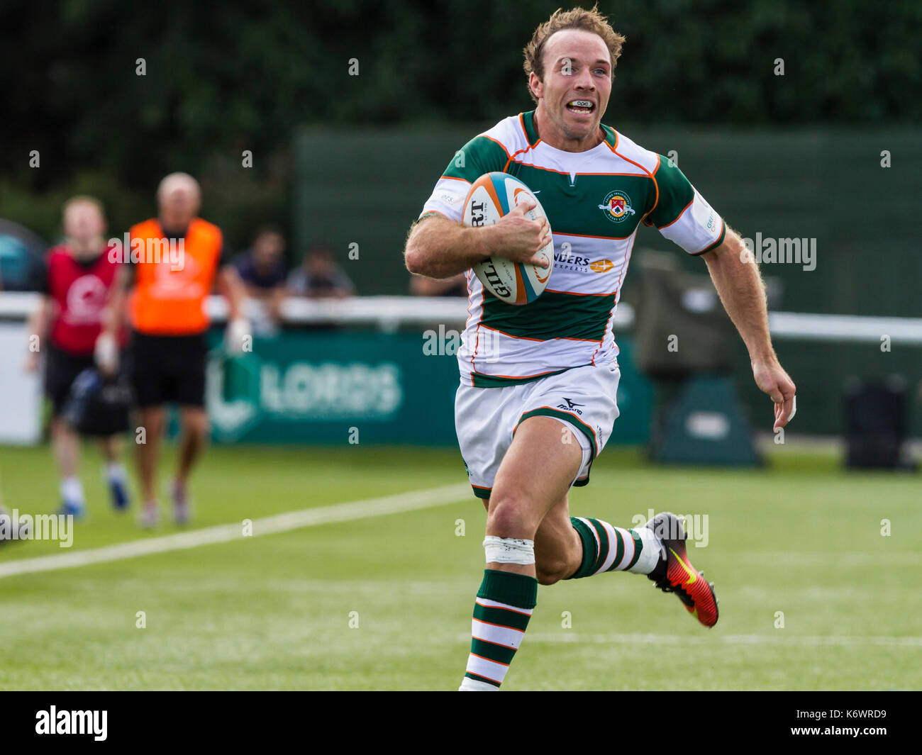 Sarà harries gare fino alla linea e passa al cliente una prova, ealing trailfinders v cornish pirati in un Greene King ipa gara di campionato al castello di bar Foto Stock