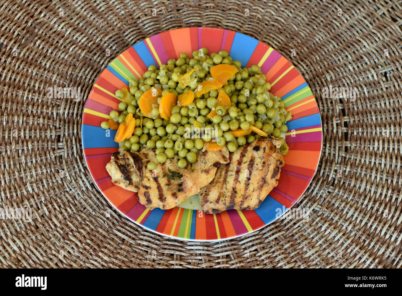 Piselli verdi con le carote e il petto di pollo alla brace. cibo greco. Foto Stock