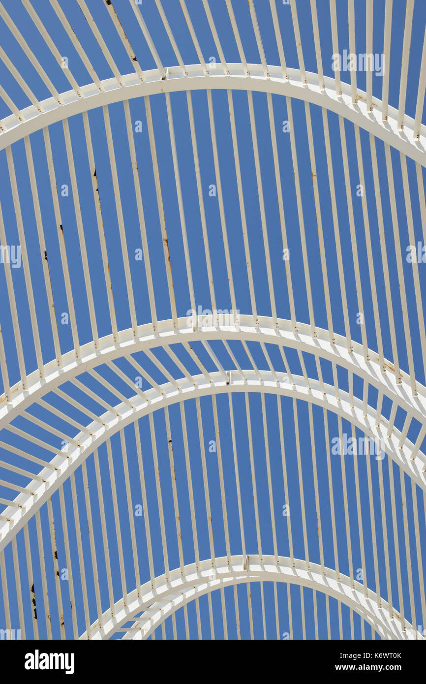 Atene, Grecia - agosto 28, 2017: dettaglio astratto di metallo tetto ad arco struttura presso lo stadio olimpico di Atene. architettura moderna. Foto Stock