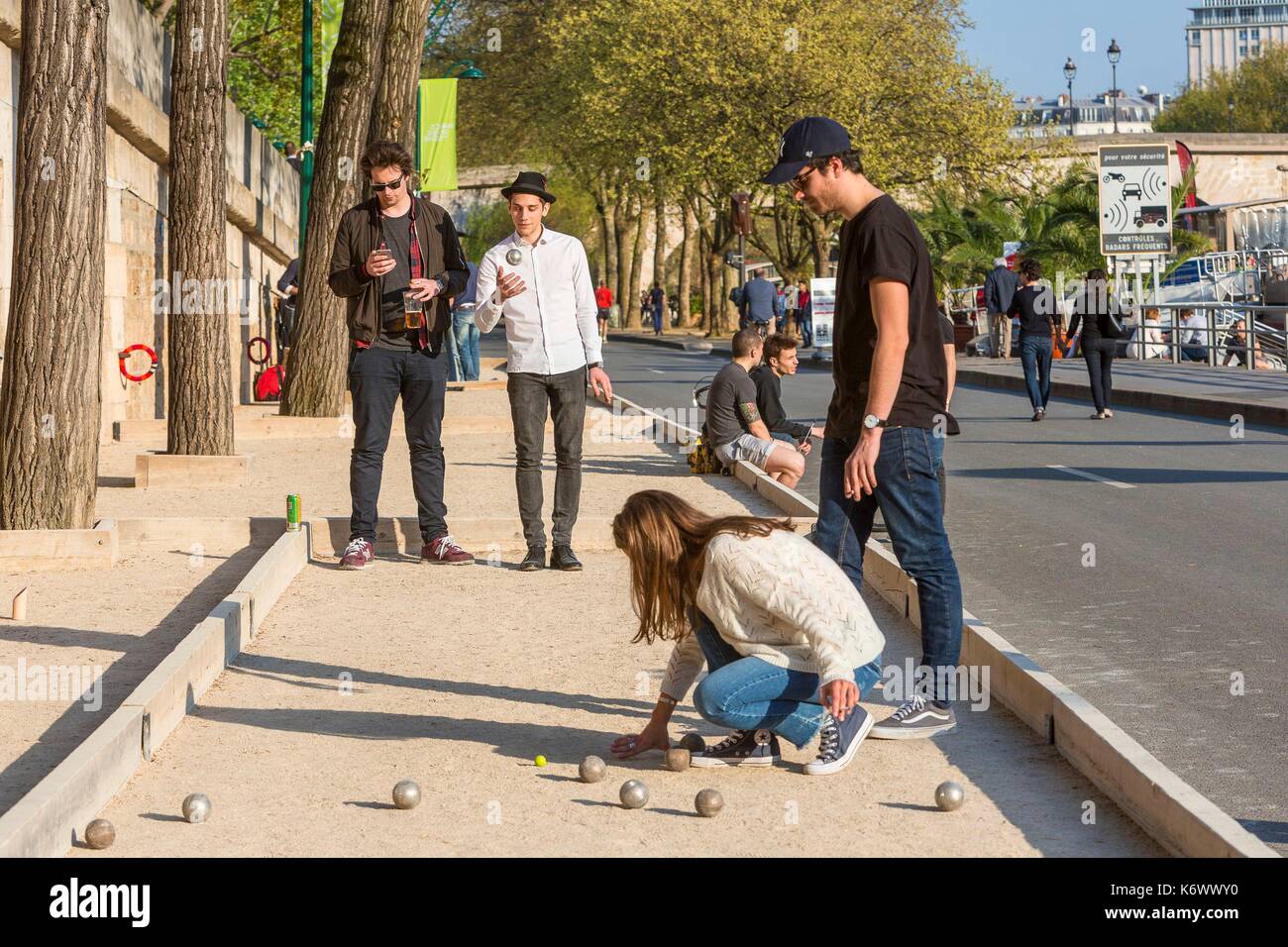 Francia, Parigi, zona elencata come patrimonio mondiale dall UNESCO, il Rives de Seine park, nuova ferrovia corsie inaugurato il 02/04/2017, petanque party Foto Stock