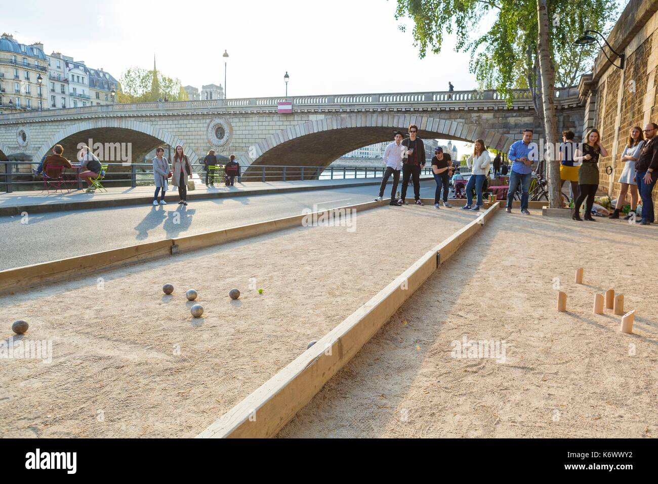 Francia, Parigi, zona elencata come patrimonio mondiale dall UNESCO, il Rives de Seine park, nuova ferrovia corsie inaugurato il 02/04/2017, petanque party Foto Stock