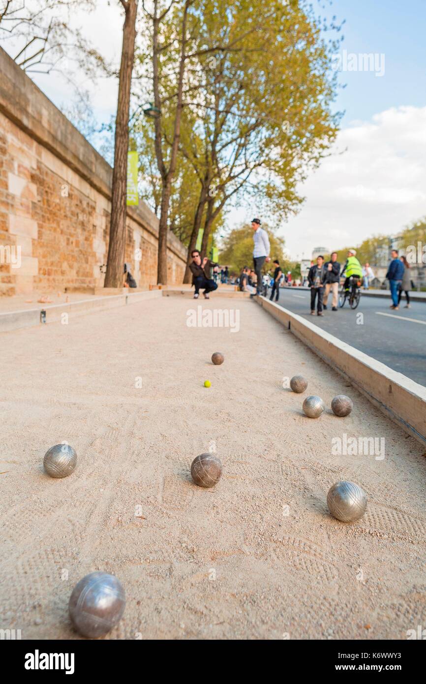 Francia, Parigi, zona elencata come patrimonio mondiale dall UNESCO, il Rives de Seine park, nuova ferrovia corsie inaugurato il 02/04/2017, petanque party Foto Stock