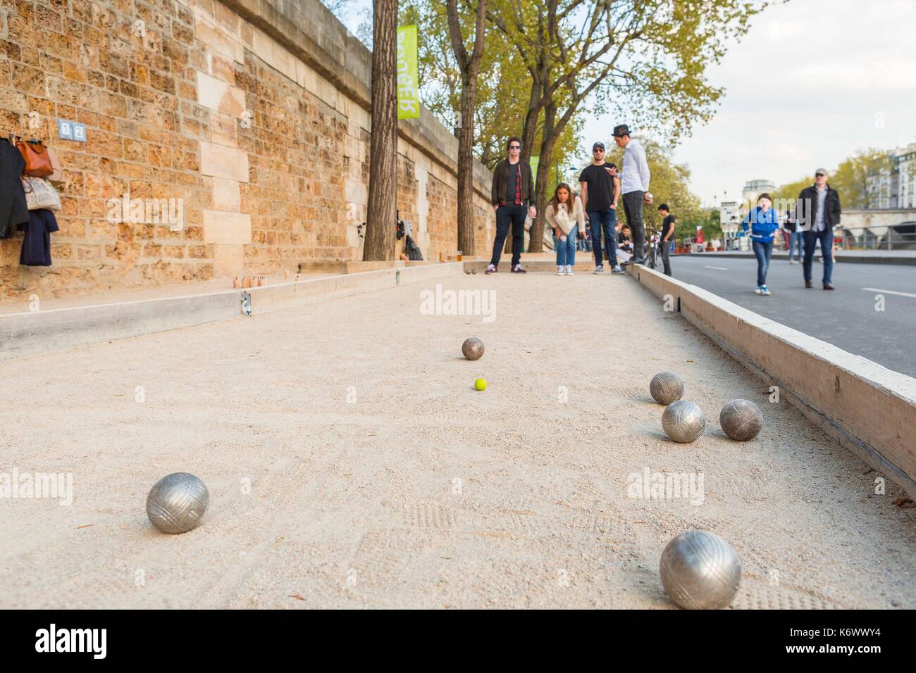 Francia, Parigi, zona elencata come patrimonio mondiale dall UNESCO, il Rives de Seine park, nuova ferrovia corsie inaugurato il 02/04/2017, petanque party Foto Stock