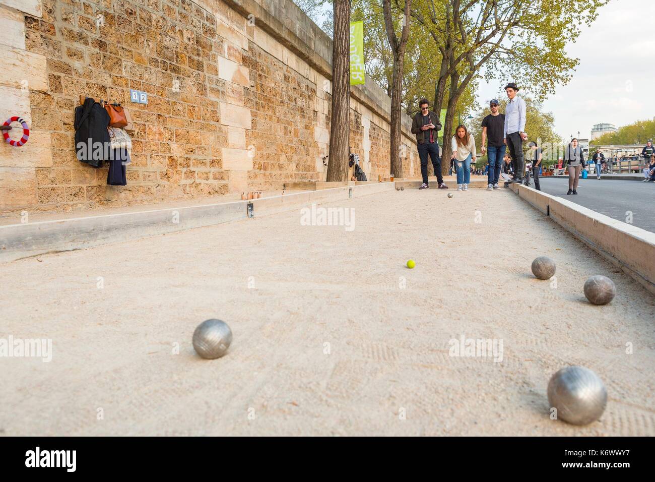 Francia, Parigi, zona elencata come patrimonio mondiale dall UNESCO, il Rives de Seine park, nuova ferrovia corsie inaugurato il 02/04/2017, petanque party Foto Stock