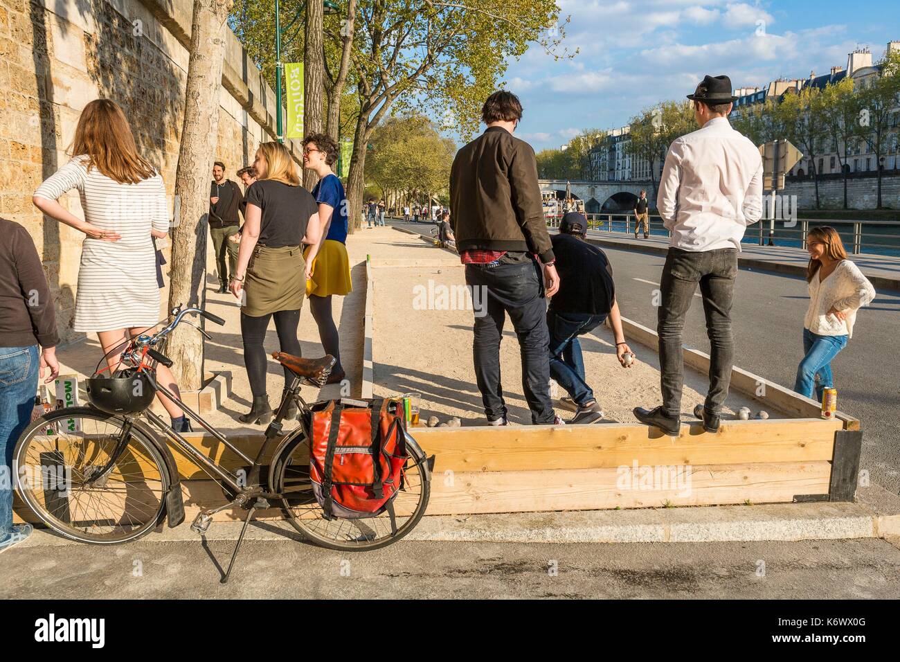 Francia, Parigi, zona elencata come patrimonio mondiale dall UNESCO, il Rives de Seine park, nuova ferrovia corsie inaugurato il 02/04/2017, petanque party Foto Stock