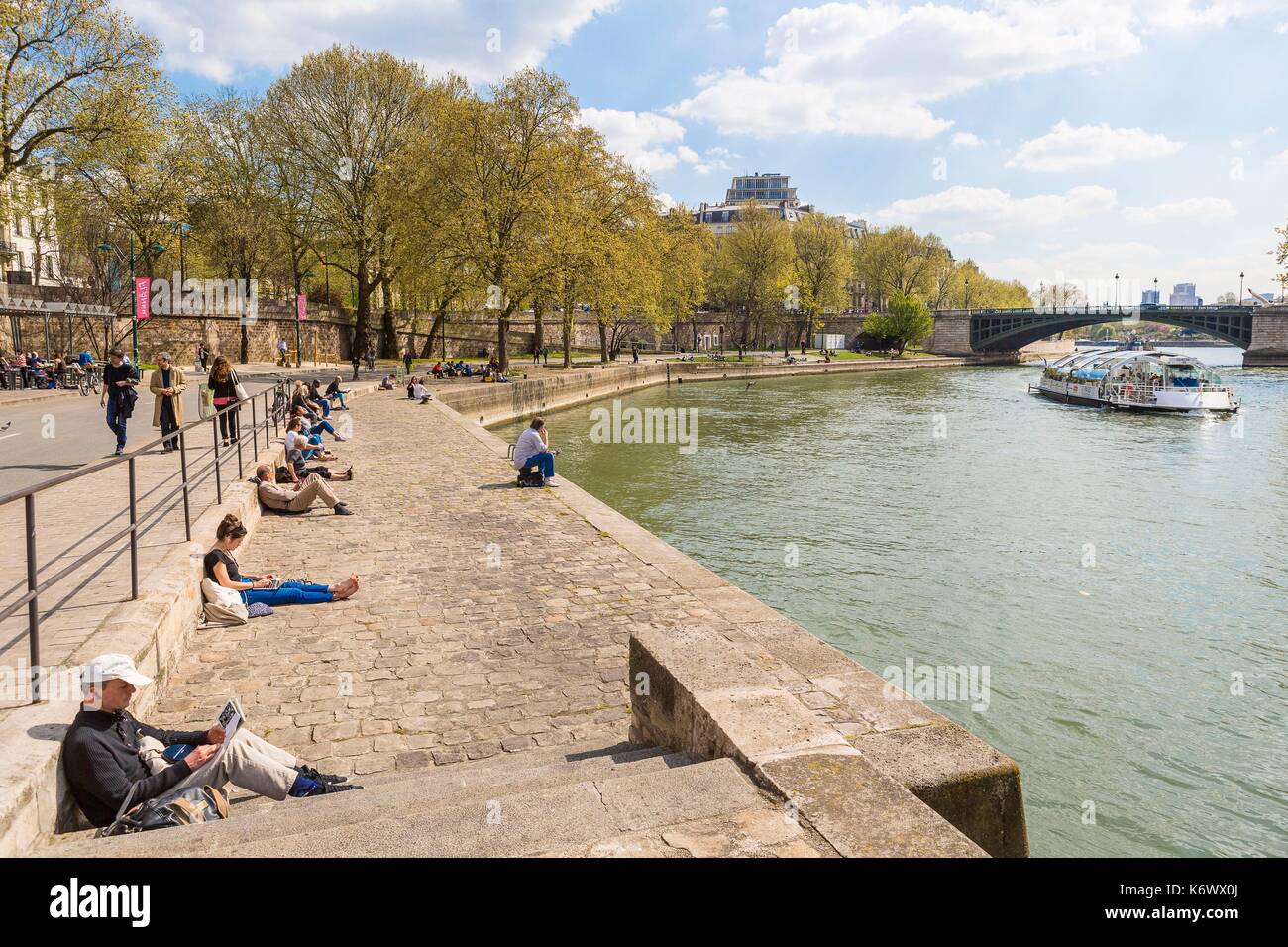 Francia, Parigi, zona elencata come patrimonio mondiale dall UNESCO, il Rives de Seine park, nuova ferrovia corsie inaugurato il 02/04/2017, petanque party Foto Stock