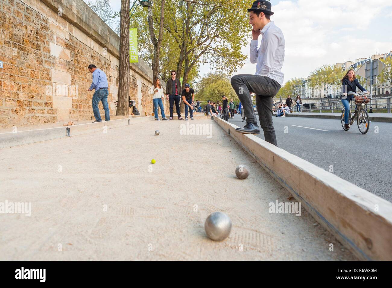 Francia, Parigi, zona elencata come patrimonio mondiale dall UNESCO, il Rives de Seine park, nuova ferrovia corsie inaugurato il 02/04/2017, petanque party Foto Stock