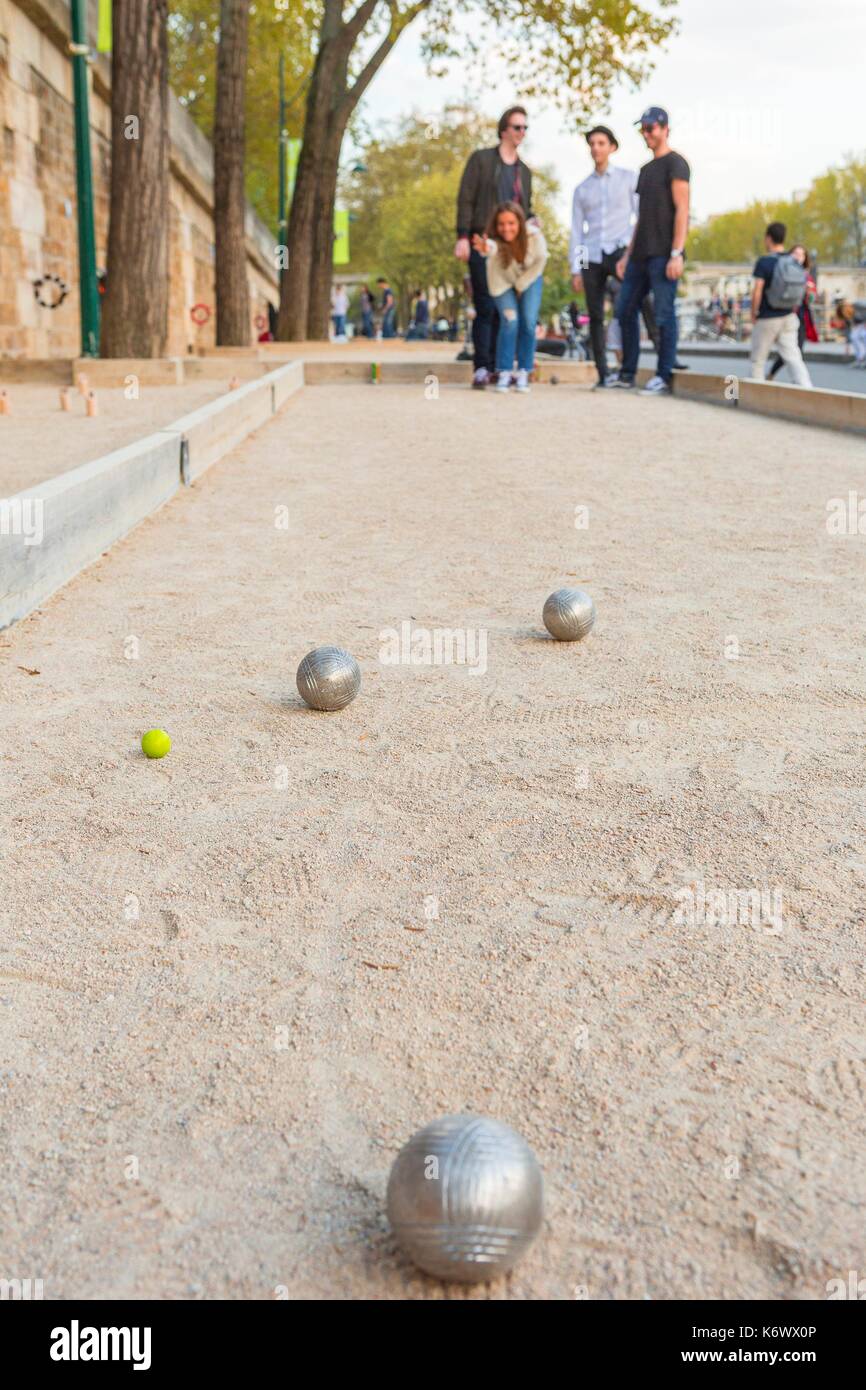 Francia, Parigi, zona elencata come patrimonio mondiale dall UNESCO, il Rives de Seine park, nuova ferrovia corsie inaugurato il 02/04/2017, petanque party Foto Stock