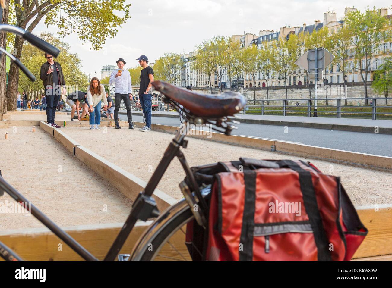 Francia, Parigi, zona elencata come patrimonio mondiale dall UNESCO, il Rives de Seine park, nuova ferrovia corsie inaugurato il 02/04/2017, petanque party Foto Stock