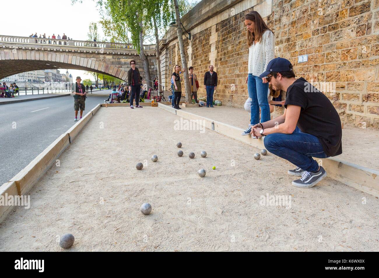 Francia, Parigi, zona elencata come patrimonio mondiale dall UNESCO, il Rives de Seine park, nuova ferrovia corsie inaugurato il 02/04/2017, petanque party Foto Stock