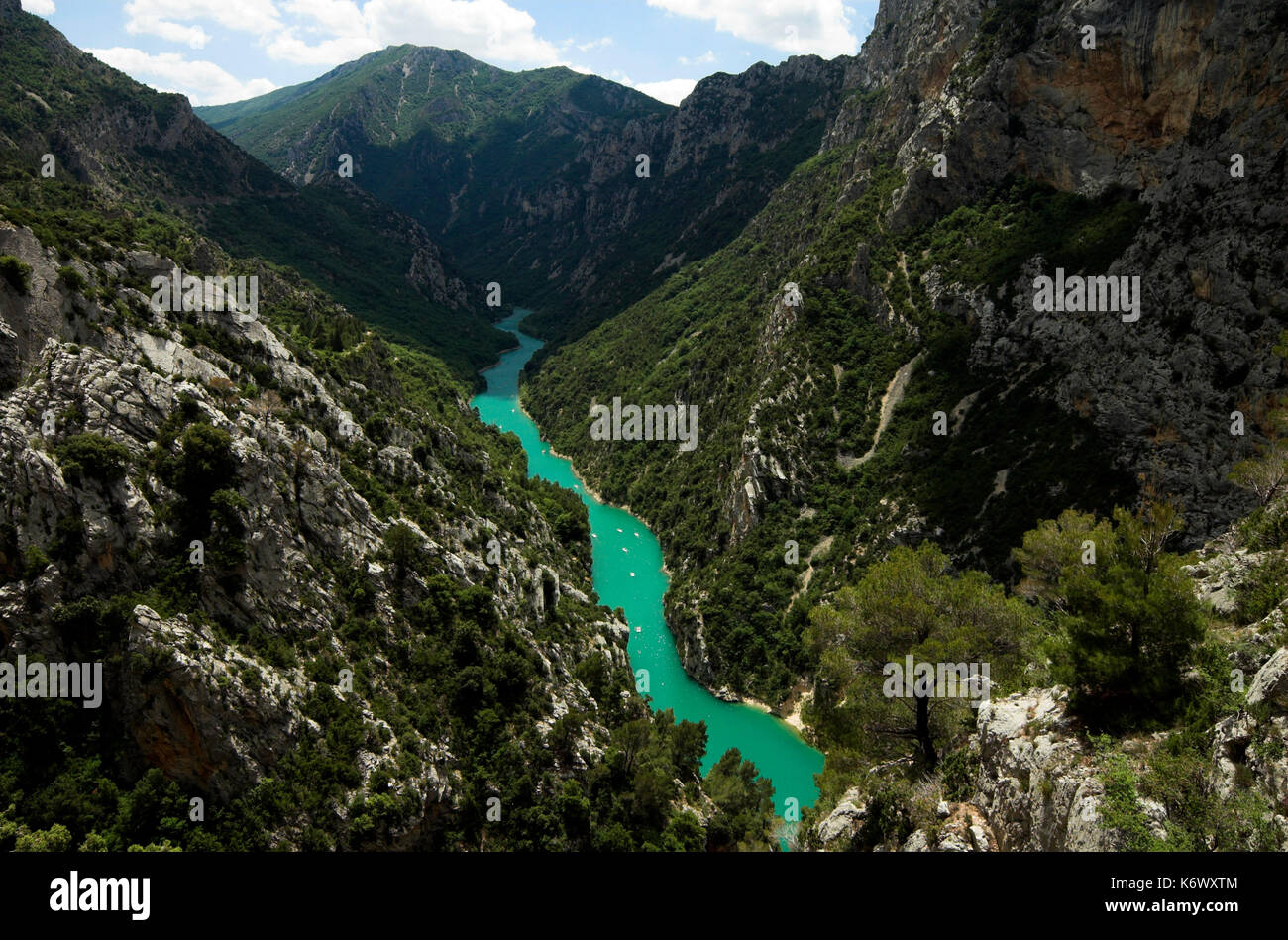 Vista della valle e il fiume delle Gorges du Verdon, Provenza, Europe più grande canyon, 700m di profondità in luoghi, verde smeraldo fiume Verdon, scogliere calcaree, sou Foto Stock