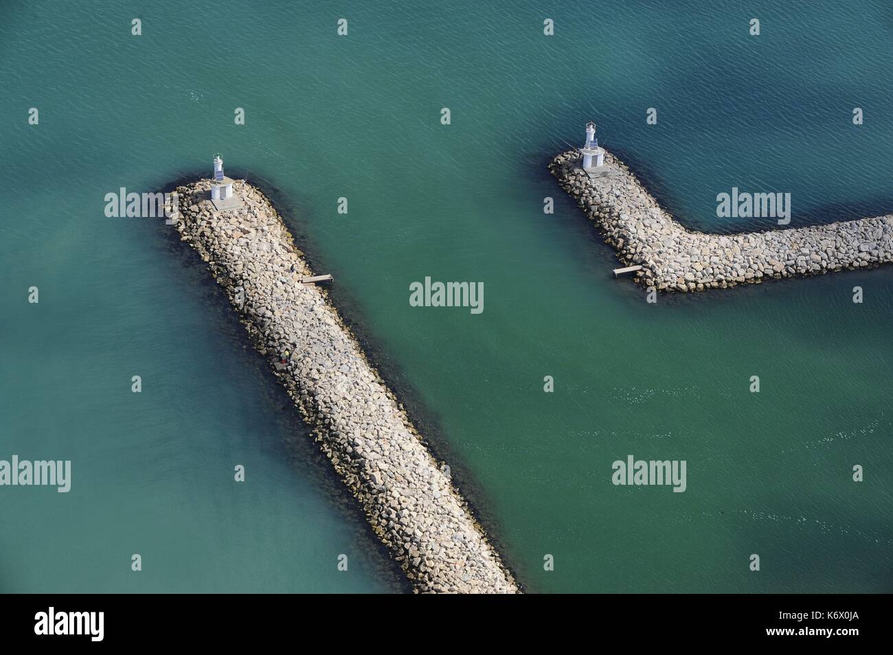 Francia, Gard, Port Camargue, ingresso alla porta, la porta si trova tra la punta dell'Espiguette e il porto di Grau du Roi, in una laguna della costa est del golfo di Aigues Mortes (vista aerea) Foto Stock