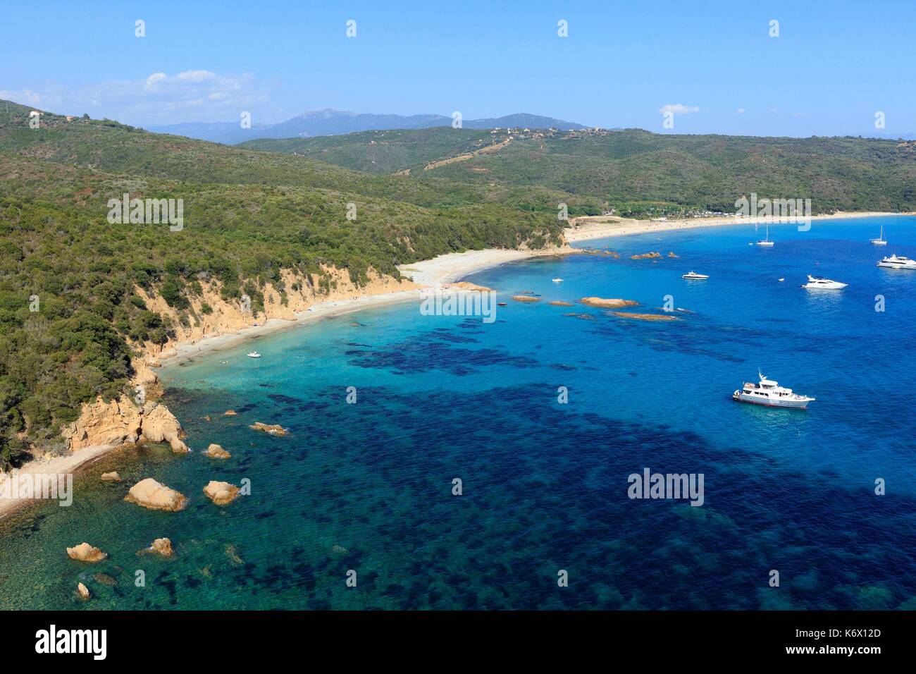 Francia, Corse du Sud, Valinco, Serra di Ferro, la baia e la spiaggia di Cupabia (vista aerea) Foto Stock