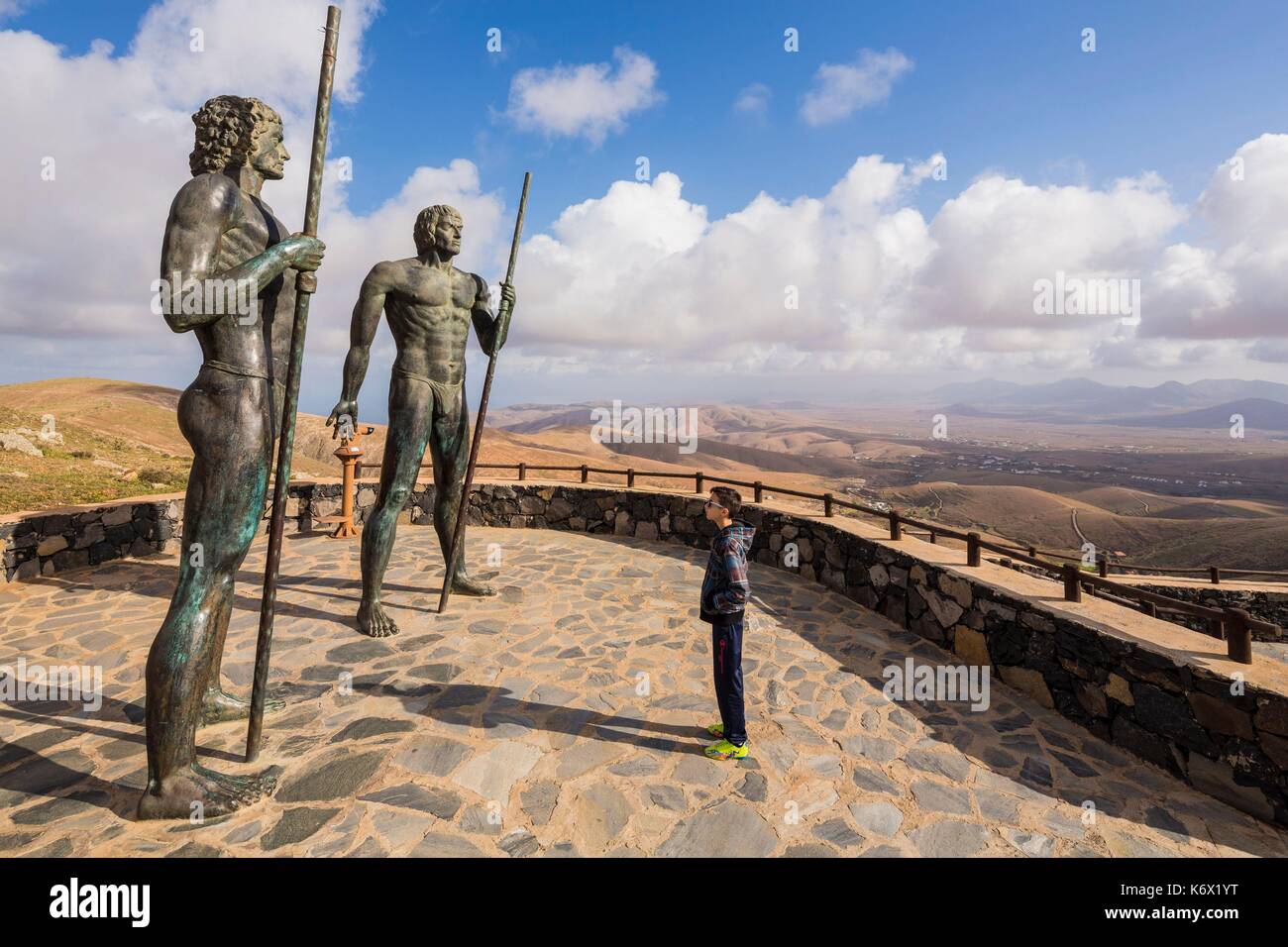 Spagna Isole Canarie Fuerteventura Island, Betancuria, il cui nome deriva dal suo finanziatore in 1405, il Mirador Morro Velosales e le sue statue che rappresentano gli ultimi 2 re di Fuerteventura Ayose e spoglie Foto Stock