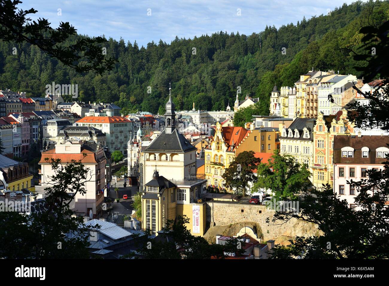 Repubblica ceca, Boemia occidentale, la storica città vecchia di Karlsbad, Karlovy Vary, Trzni Kolonada (Mercato colonnato) risalente al 1883 con la Zamecke Lazne (fonte di Charles 4) Foto Stock