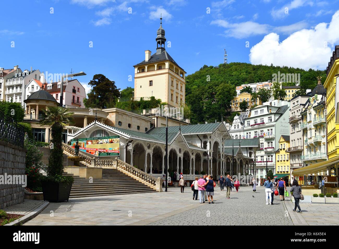 Repubblica ceca, Boemia occidentale, la storica città vecchia di Karlsbad, Karlovy Vary, Trzni Kolonada (Mercato colonnato) risalente al 1883 con la Zamecke Lazne (fonte di Charles 4) Foto Stock