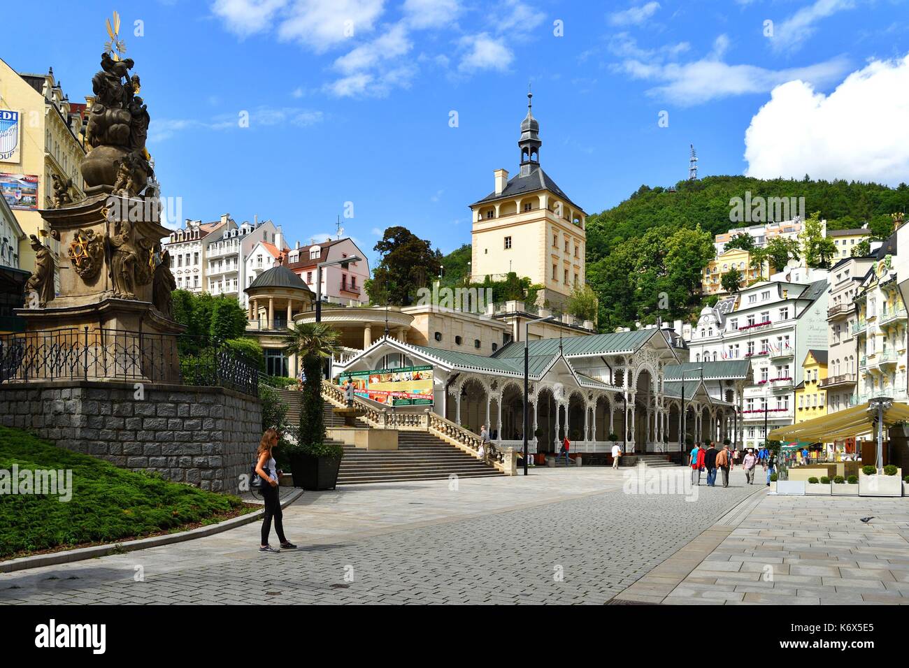 Repubblica ceca, Boemia occidentale, la storica città vecchia di Karlsbad, Karlovy Vary, la colonna della Trinità e Trzni Kolonada (Mercato colonnato) risalente al 1883 con la Zamecke Lazne (fonte di Charles 4) Foto Stock