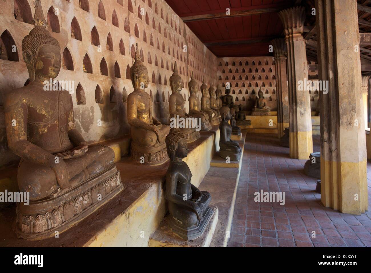 Laos, Vientiane, vecchie statue di Buddha nella galleria dell'antico tempio di Iva Phra KŽo convertito in un museo religioso Foto Stock