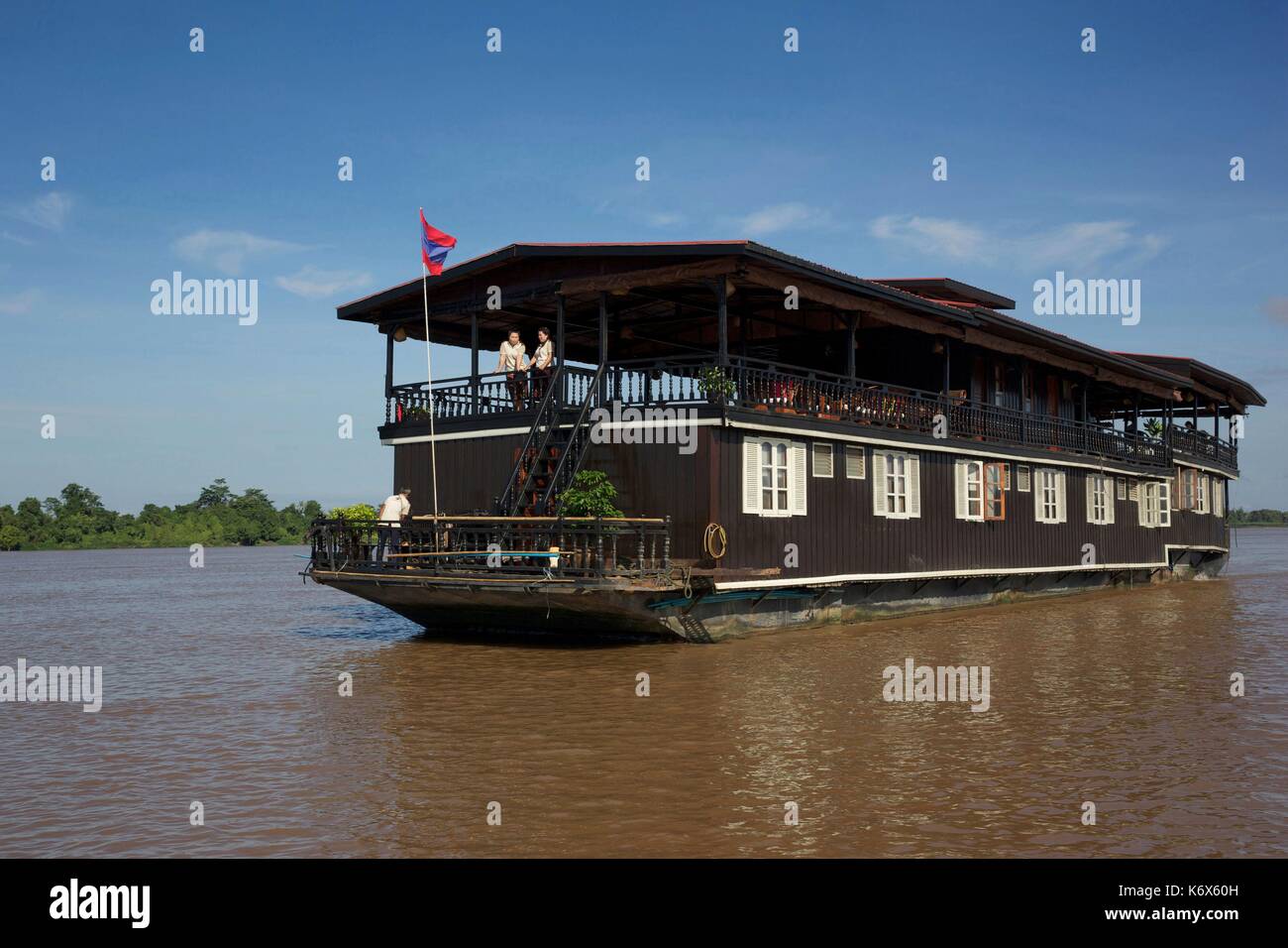 Laos, Champassak, membri di equipaggio nella parte anteriore del Vat Phou, una crociera in barca a vela tradizionali nella parte meridionale del Mekong Foto Stock