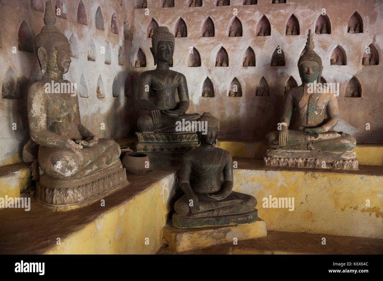 Laos, Vientiane, vecchie statue di Buddha nella galleria dell'antico tempio di Iva Phra KŽo convertito in un museo religioso Foto Stock