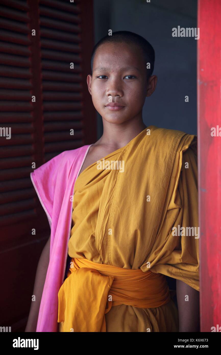 Laos, Luang Prabang, giovani bouddist monaco in veste di zafferano di fronte la sua classe in un monastero Foto Stock