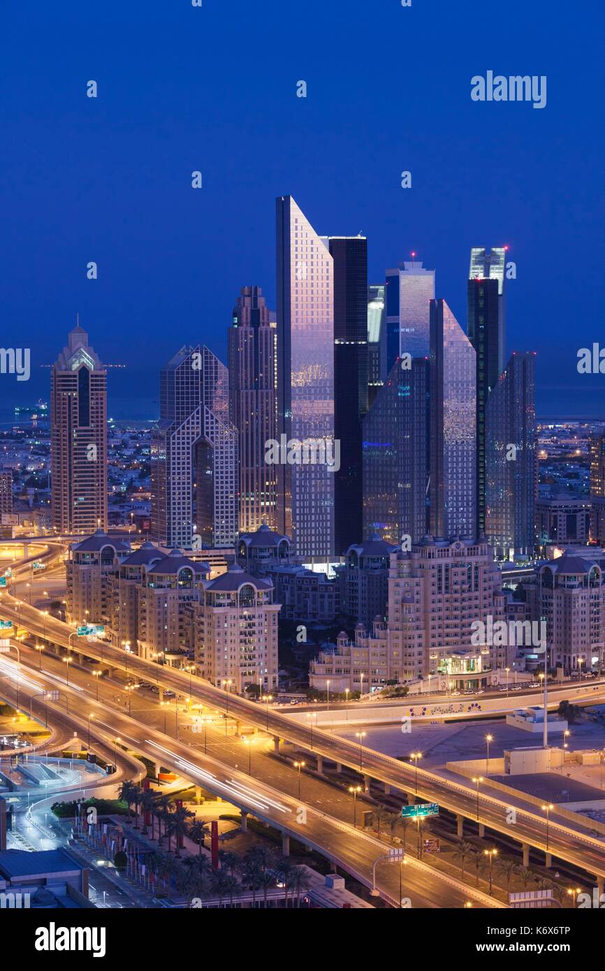 Emirati Arabi Uniti Dubai, Centro di Dubai, vista in elevazione dei grattacieli su Sheikh Zayed Road da downtown, alba Foto Stock