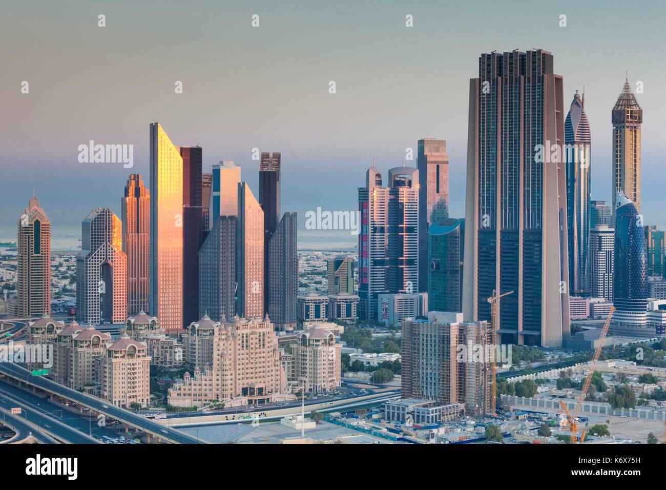 Emirati Arabi Uniti Dubai, Centro di Dubai, vista in elevazione dei grattacieli su Sheikh Zayed Road da downtown, alba Foto Stock