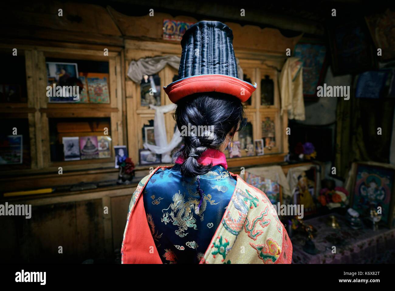 India, dello Stato del Jammu e Kashmir, Himalaya, Ladakh, Ladakhi donna che indossa abiti con un cappello Foto Stock