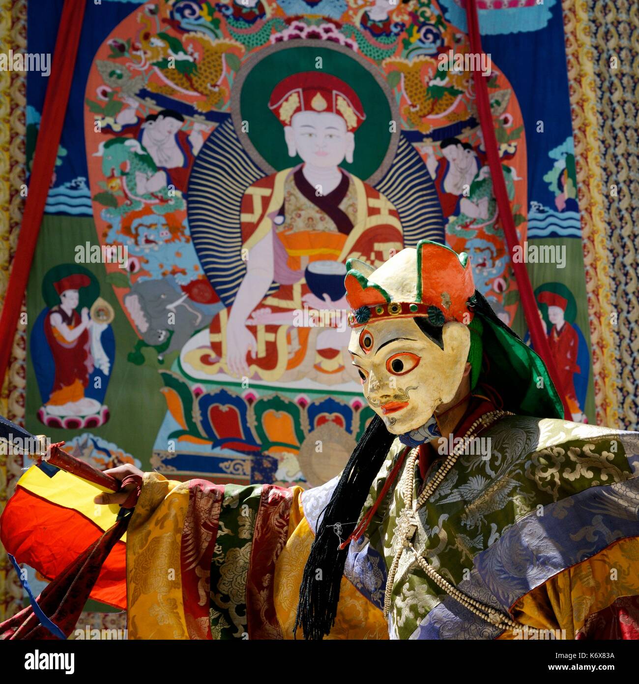 India, dello Stato del Jammu e Kashmir, Himalaya, Ladakh, Indus Valle, festival presso il monastero buddista di Phyang, maschera sacra danze eseguite da monaci thangka di Skyoba Jigten Gombo (il fondatore dell'ordine Drikungpa) in background Foto Stock