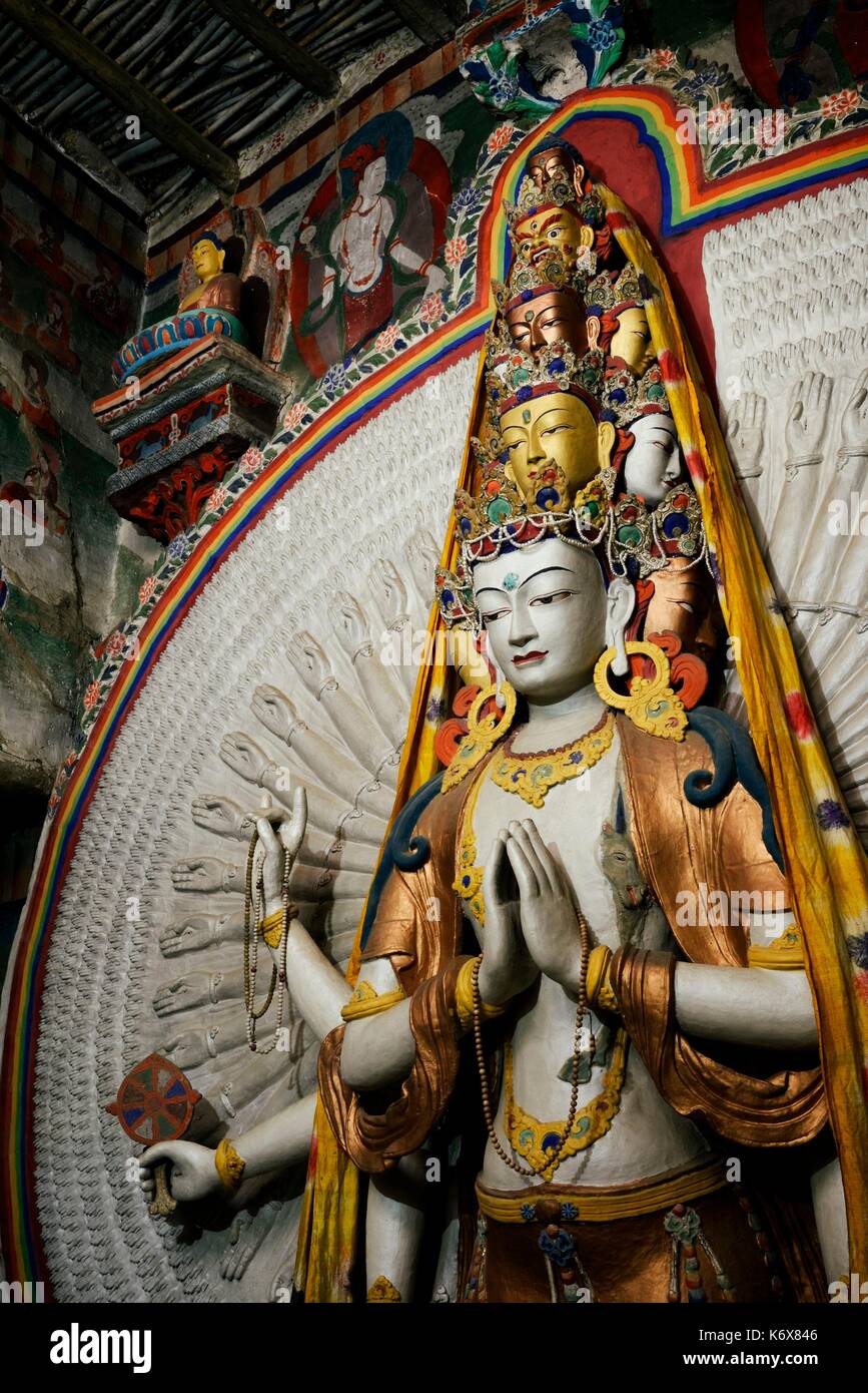 India, dello Stato del Jammu e Kashmir, Himalaya, Ladakh, Indus Valle, monastero buddista di Lamayuru (Yungdrung), statua del Buddha della compassione Avalokiteshvara () con mille braccia Foto Stock