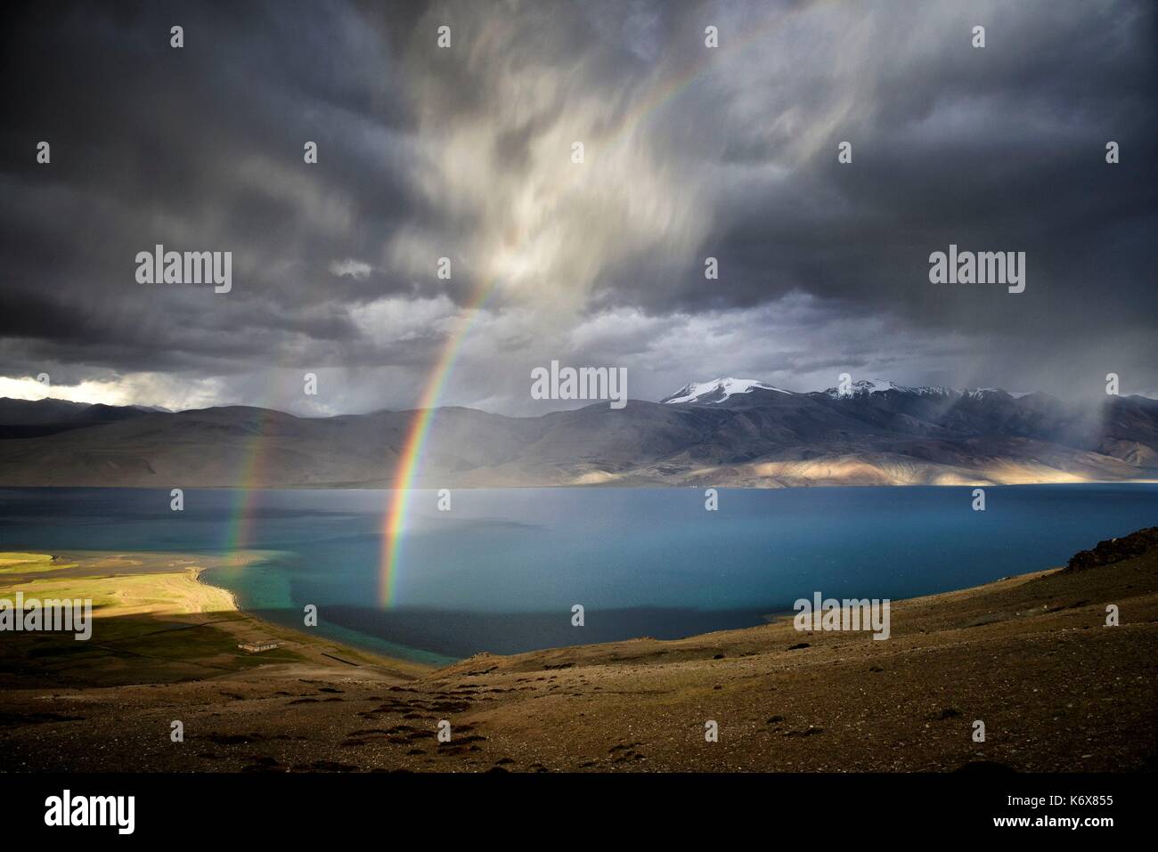 India, dello Stato del Jammu e Kashmir, Himalaya, Ladakh, altipiano di Changthang (Changtang), rainbow e Tso Moriri lake (4530m) Foto Stock
