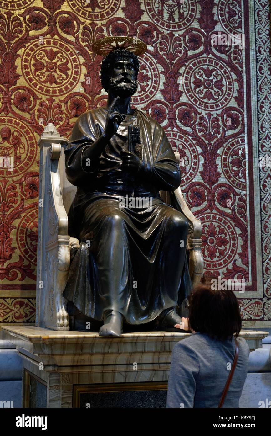 Italia Lazio Roma Città del Vaticano sono classificati come patrimonio mondiale dall' UNESCO, Basilica di San Pietro (St. San Pietro), la statua in bronzo di San Pietro attribuito ad Arnolfo di Cambio Foto Stock
