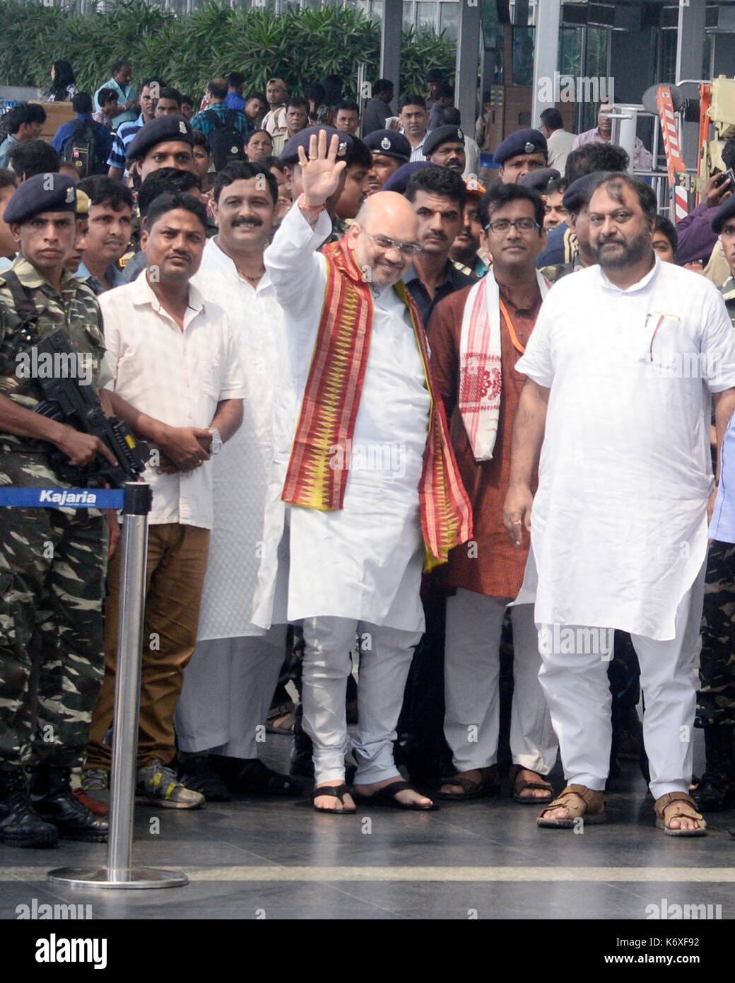 Kolkata, India. Xiii Sep, 2017. bharatiya janta party presidente nazionale amit shah (in centro) arriva a un Netaji Subhas Chandra Bose international (nscbi) aeroporto sul suo modo torna a Delhi il 13 settembre 2017 in Kolkata. Credito: saikat paolo/Pacific press/alamy live news Foto Stock